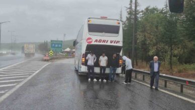 otobusler carpisti yolcular islanmamak icin bagaj kapaklarini actilar rdXMgDhH