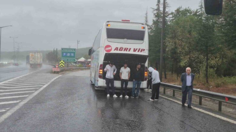 otobusler carpisti yolcular islanmamak icin bagaj kapaklarini actilar rdXMgDhH