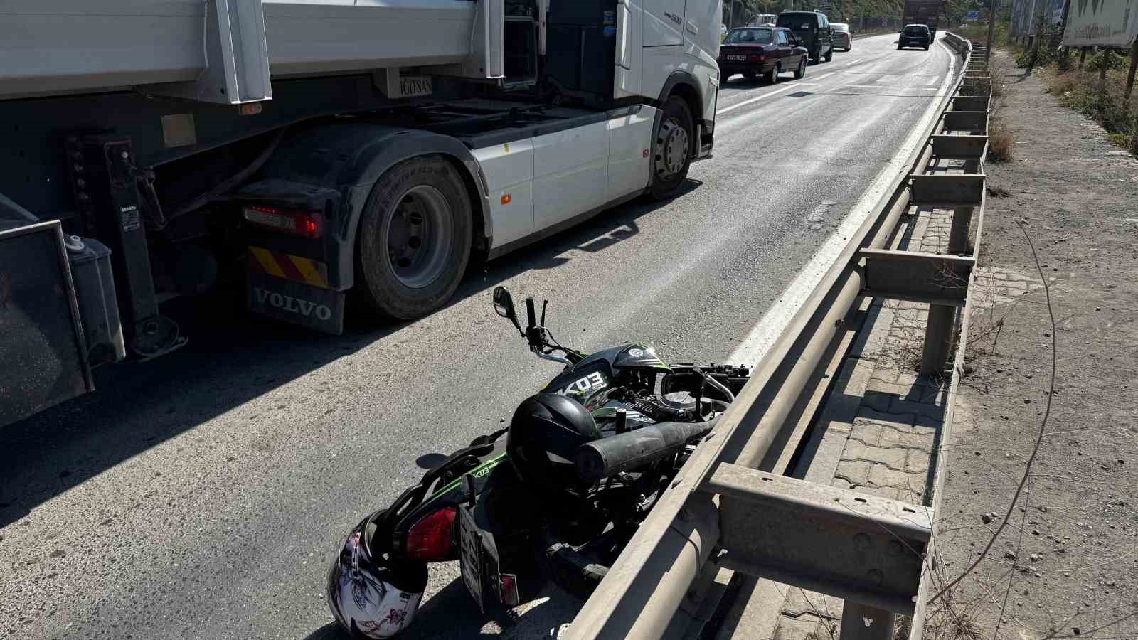 otomobil surucusu motosiklete carpip kacti 1 yarali m5WhBiuY