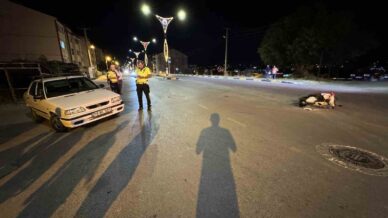 otomobille carpisan motosikletteki 2 kisi yaralandi OwSTE3uH