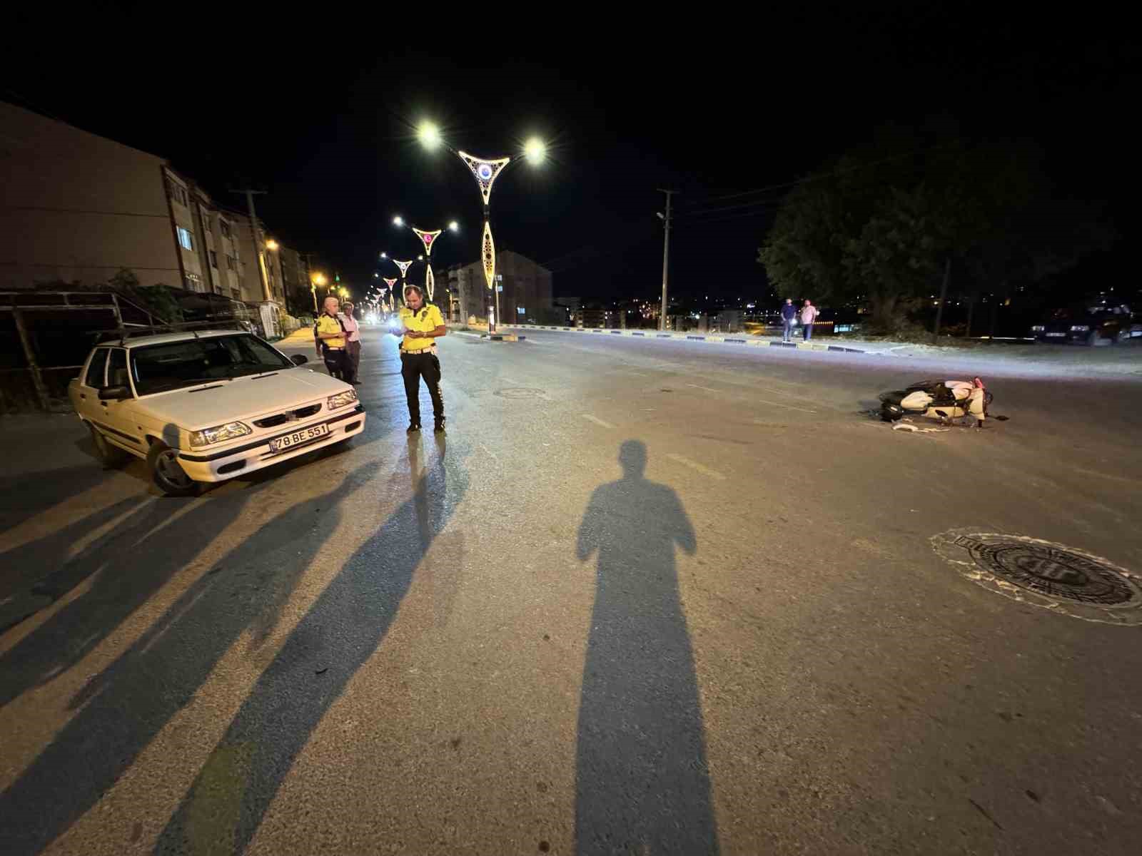 otomobille carpisan motosikletteki 2 kisi yaralandi OwSTE3uH