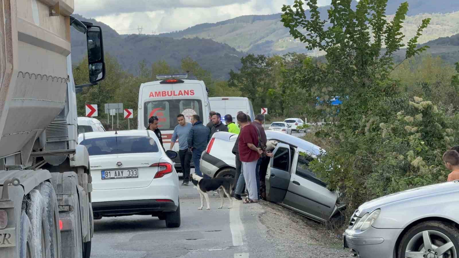 otomobiller carpisti 1i cocuk 4 kisi yarali twuOzWG7