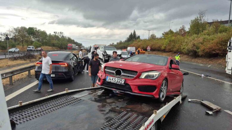 otoyolda 4 ayri kazada 30 arac birbirine girdi iuz4HKu4