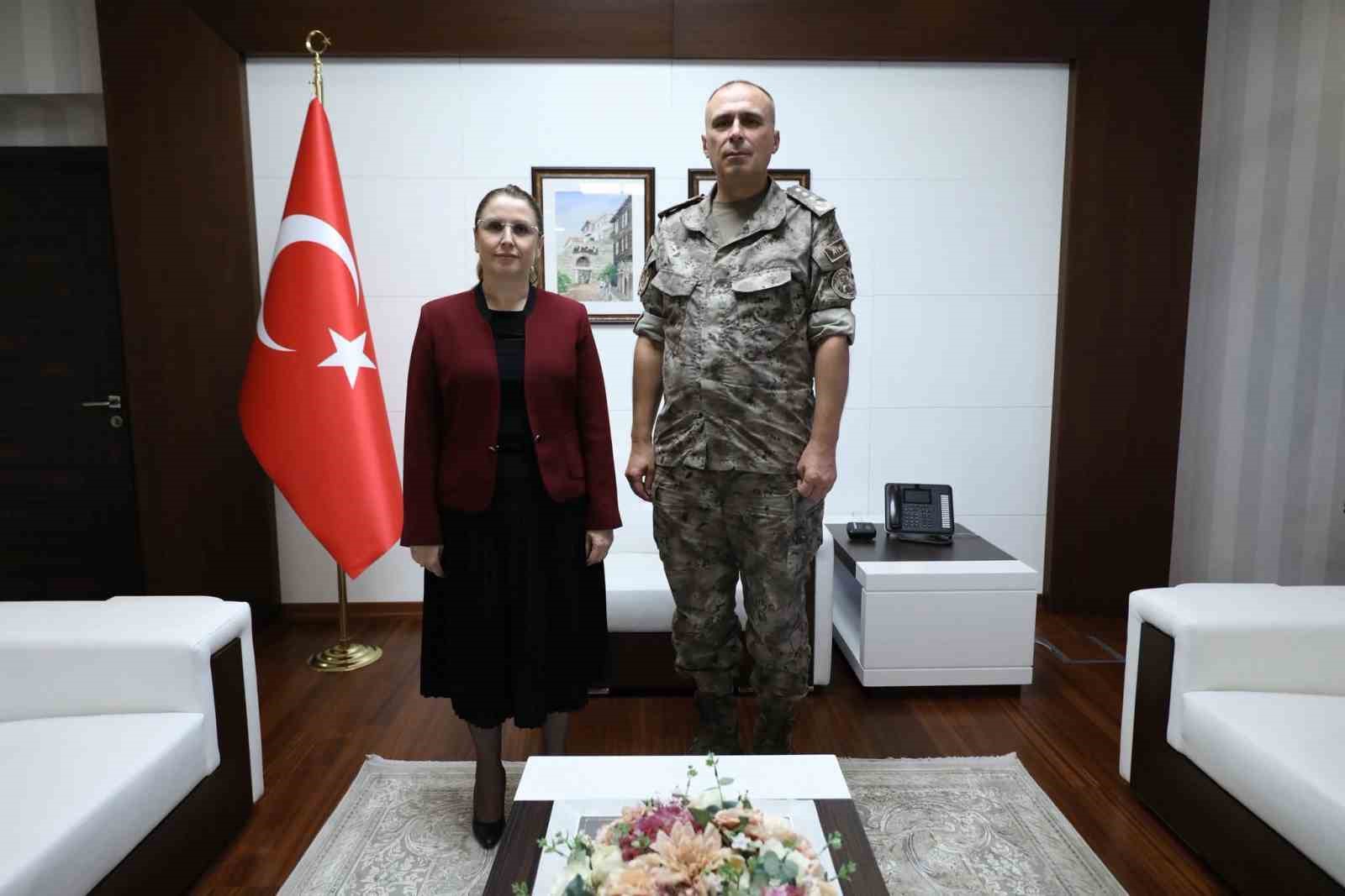 ozel harekat baskani olan hayalden bartina veda nMj4rPRX