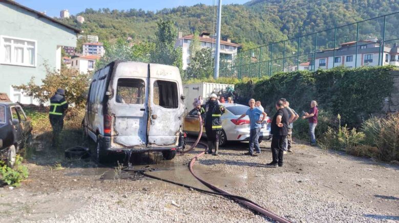 park halinde alevlere teslim olan panelvan arac yandi yqj7pgUc