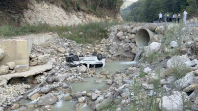 piknikten donen ailenin araci dereye uctu 6 yarali cSnZbWat