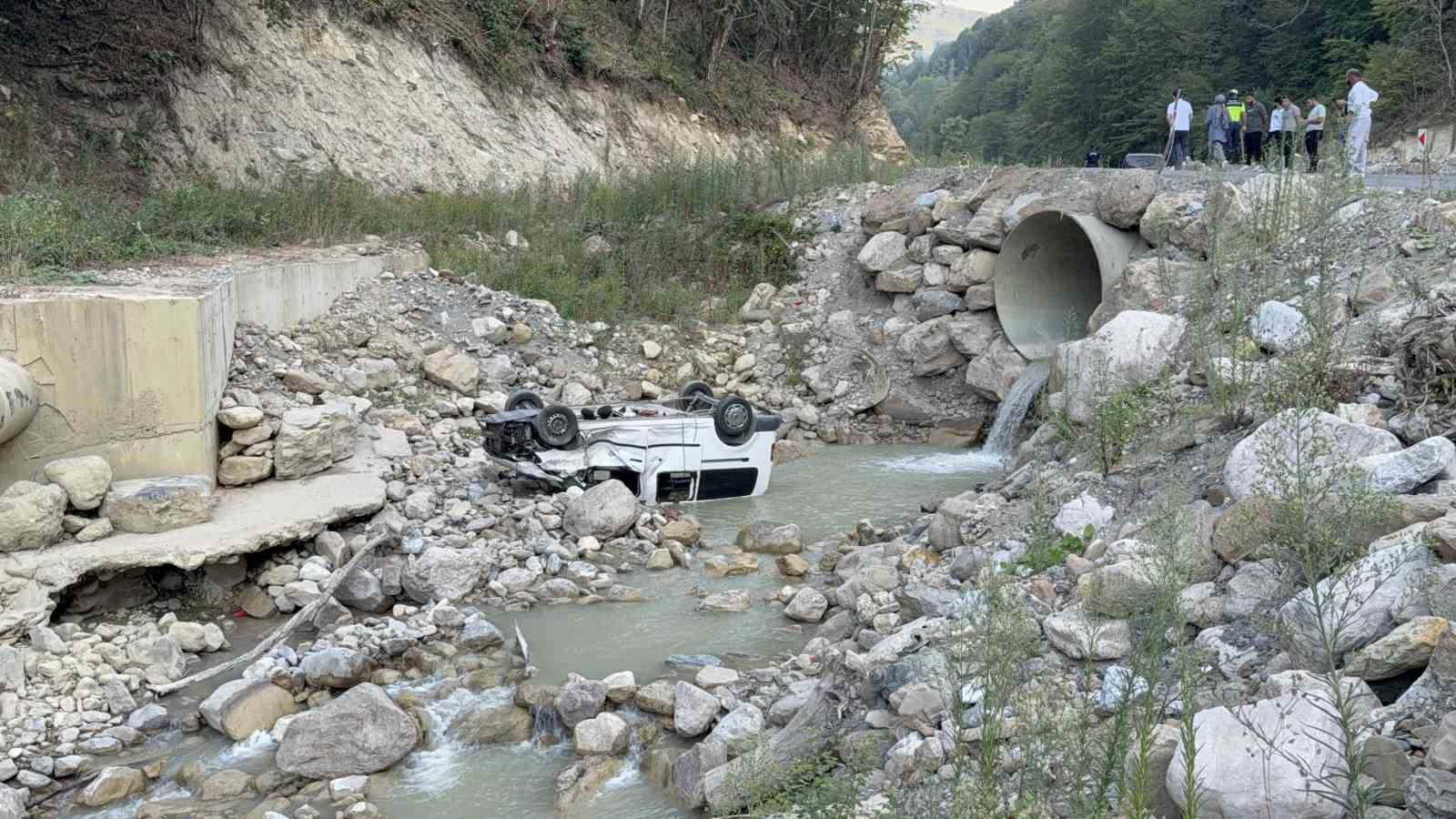 piknikten donen ailenin araci dereye uctu 6 yarali cSnZbWat