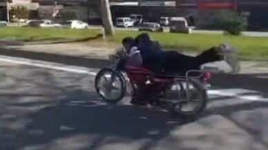plakasiz motosiklet surucusu ellerini birakip motorun uzerine yatarak ilerledi DIgIOENt