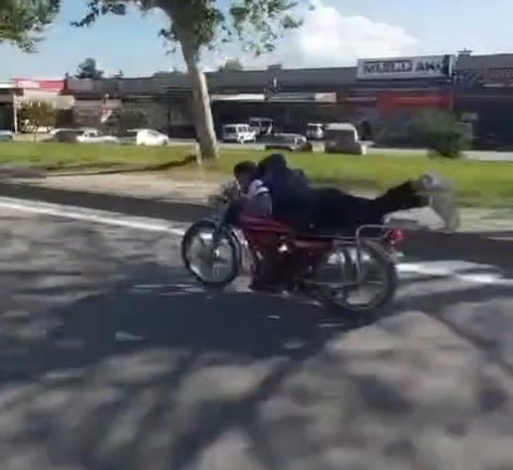plakasiz motosiklet surucusu ellerini birakip motorun uzerine yatarak ilerledi DIgIOENt