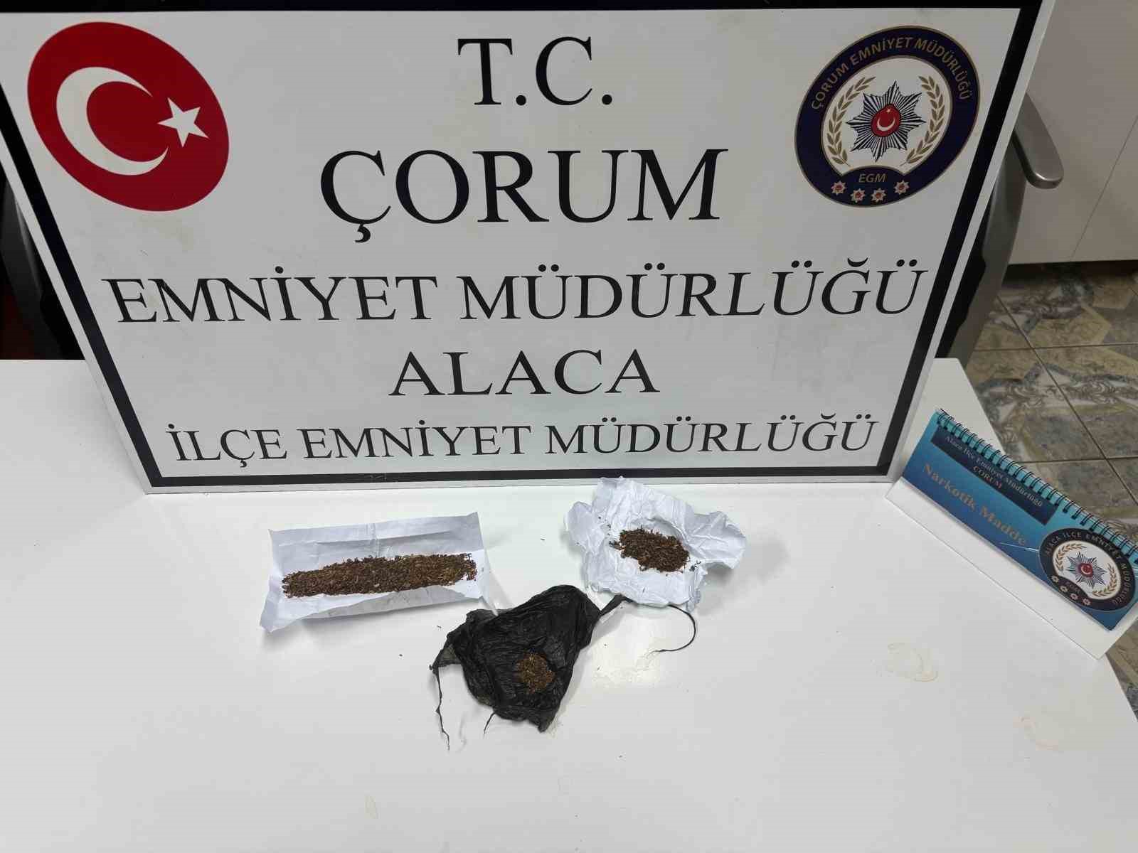 polis ekiplerini gorunce uyusturucuyu aracin camindan disari attilar 4 gozalti sNFuTUwN
