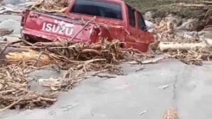 rizede 2 arac sel sularina kapildi VHOSuUeK