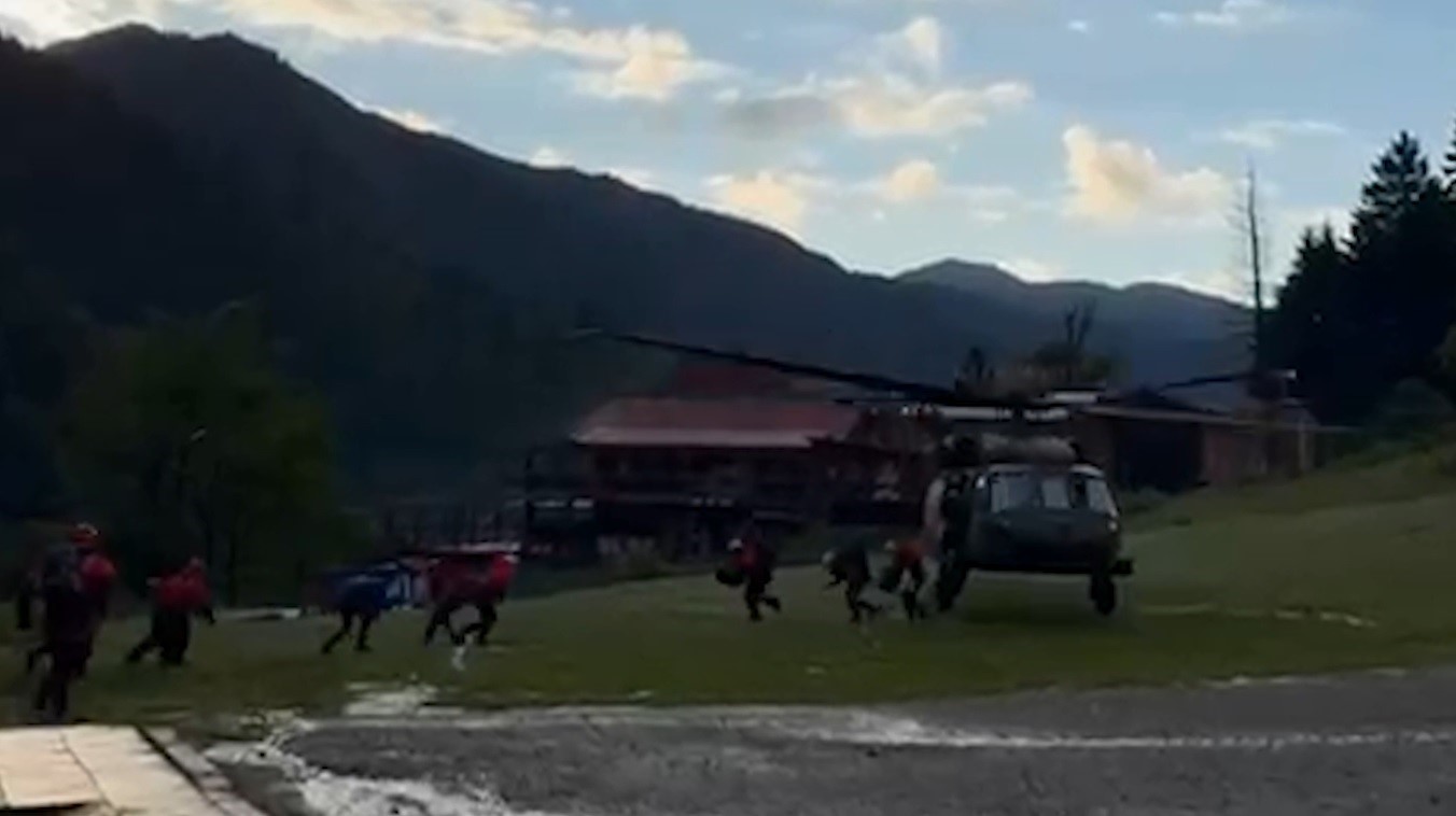 rizede ayder yaylasinin yolu kapali olunca yayladaki yerli ve yabanci turistler helikopterlerle tahliye ediliyor UIFqLBVd