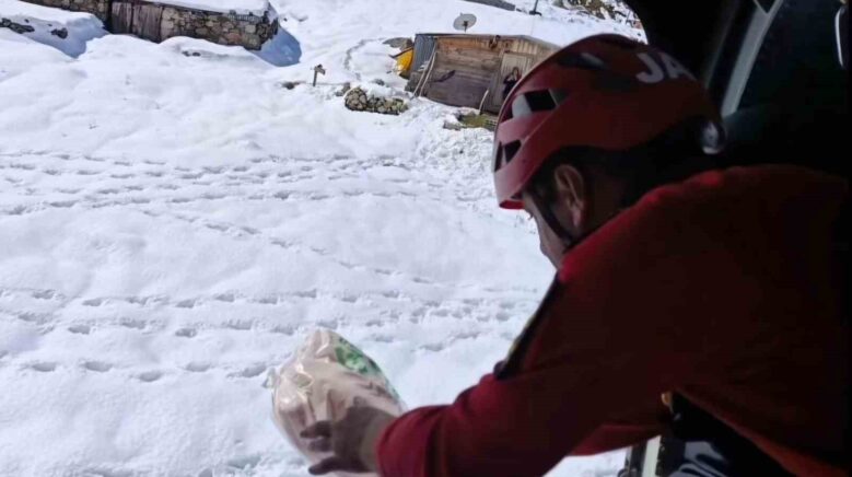 rizede helikopterlerin yaylalara erzak ve hayvan yemi seferleri devam ediyor 72XhG7y5