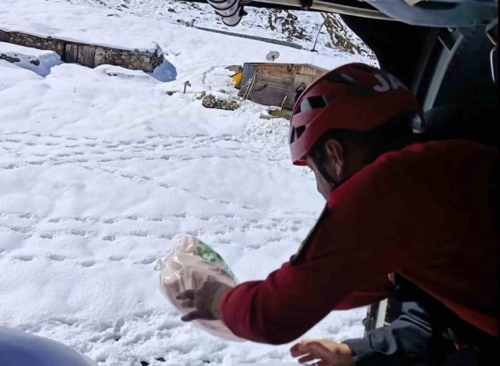 rizede helikopterlerin yaylalara erzak ve hayvan yemi seferleri devam ediyor 72XhG7y5