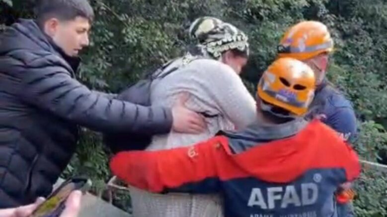 rizede heyelan nedeniyle mahsur kalan hastalar afadin operasyonuyla kurtarildi ln2YfmkO