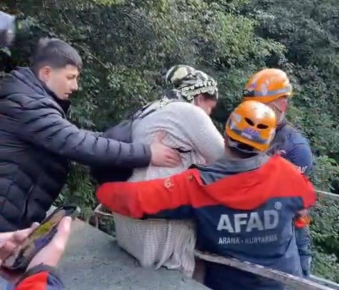 rizede heyelan nedeniyle mahsur kalan hastalar afadin operasyonuyla kurtarildi ln2YfmkO