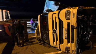 rizede tir yola devrildi 2 yarali nfijkHQg