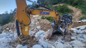 rizedeki sel ve heyelanlar sonrasi 4 gundur yolu kapali olan deremezra koyune ulasim saglandi zqDbfPew