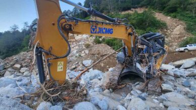 rizedeki sel ve heyelanlar sonrasi 4 gundur yolu kapali olan deremezra koyune ulasim saglandi zqDbfPew