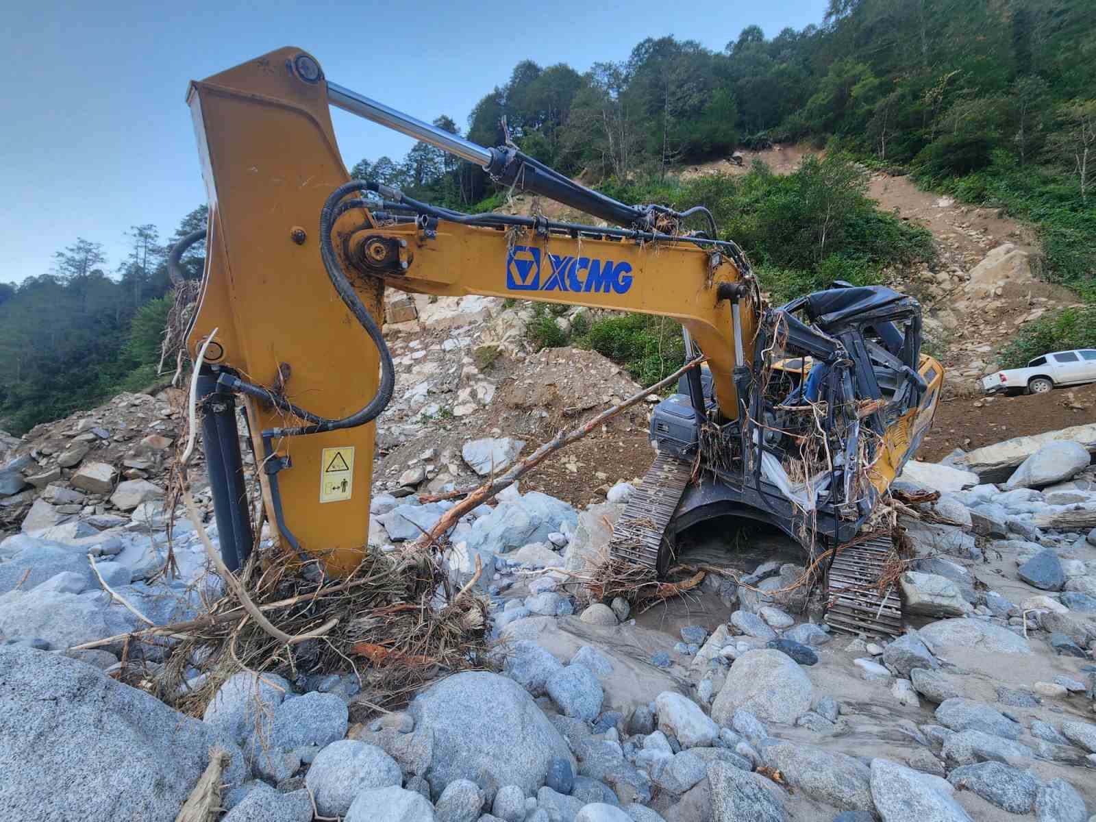 rizedeki sel ve heyelanlar sonrasi 4 gundur yolu kapali olan deremezra koyune ulasim saglandi zqDbfPew