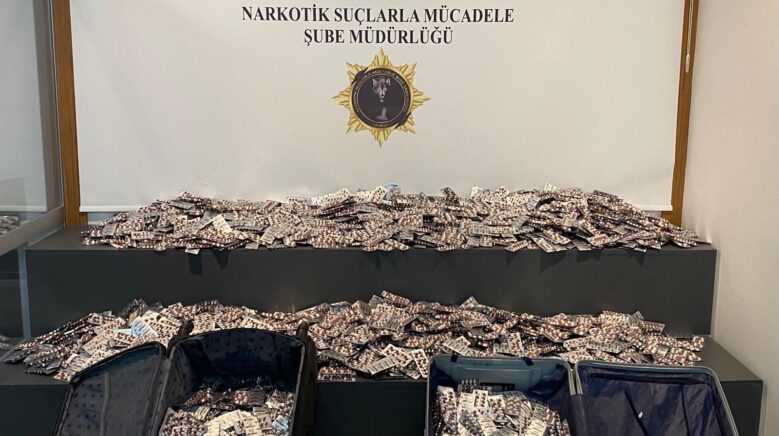 samsun polisi otogardaki valizlerden 55 bin 860 uyusturucu hap ele gecirdi z8DAXFlZ