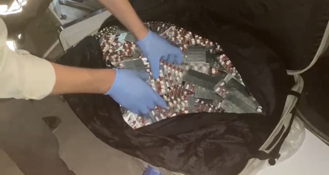 samsunda depodaki valizde 20 bin sentetik ecza ele gecirildi mYBHbFU7