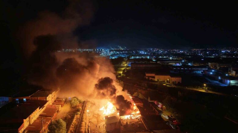 samsunda kereste fabrikasi alevlere teslim yangin havadan goruntulendi 6Wq886XW