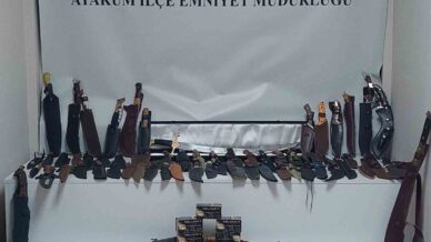samsunda polis ruhsatsiz silah ve cok sayida bicak ele gecirdi heYEsmJ4