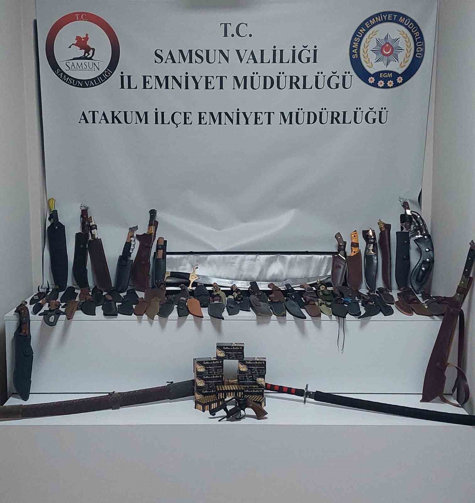 samsunda polis ruhsatsiz silah ve cok sayida bicak ele gecirdi heYEsmJ4
