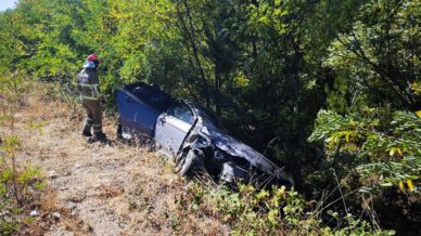 sarampole ucan otomobildeki 3 kisi yaralandi zHmQdBWd