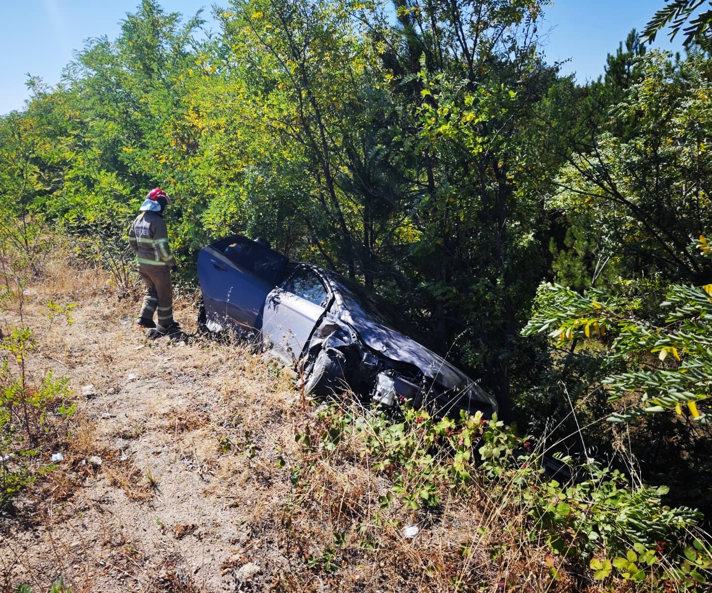 sarampole ucan otomobildeki 3 kisi yaralandi zHmQdBWd