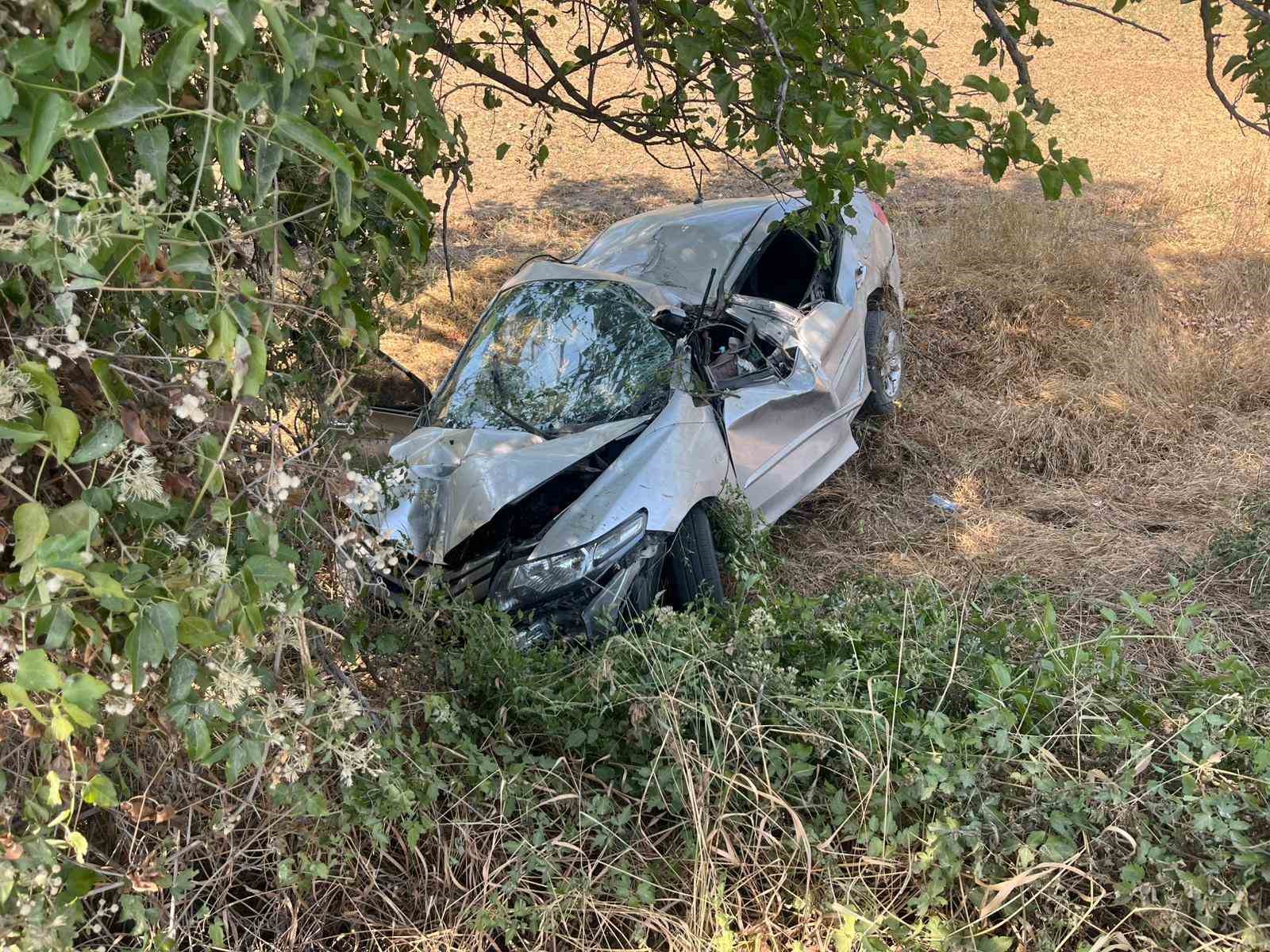 sarampole yuvarlanan otomobil agaclara carparak durabildi 1 agir yarali ZknFpXbj