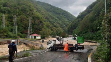 sel afetinin ardindan enerji nakil hatlari onariliyor 4gAQw8bW