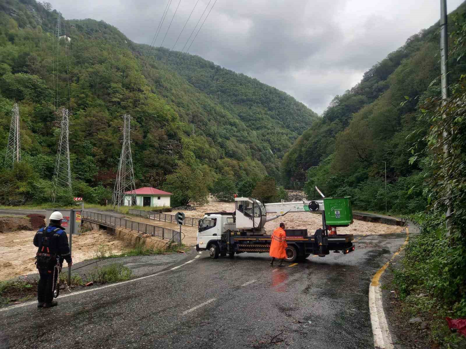 sel afetinin ardindan enerji nakil hatlari onariliyor 4gAQw8bW