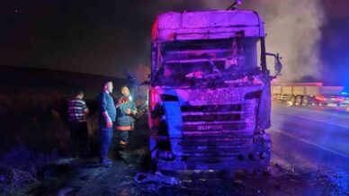 seyir halindeyken alevlere teslim olan tir kullanilmaz hale geldi XFj9Z3w8