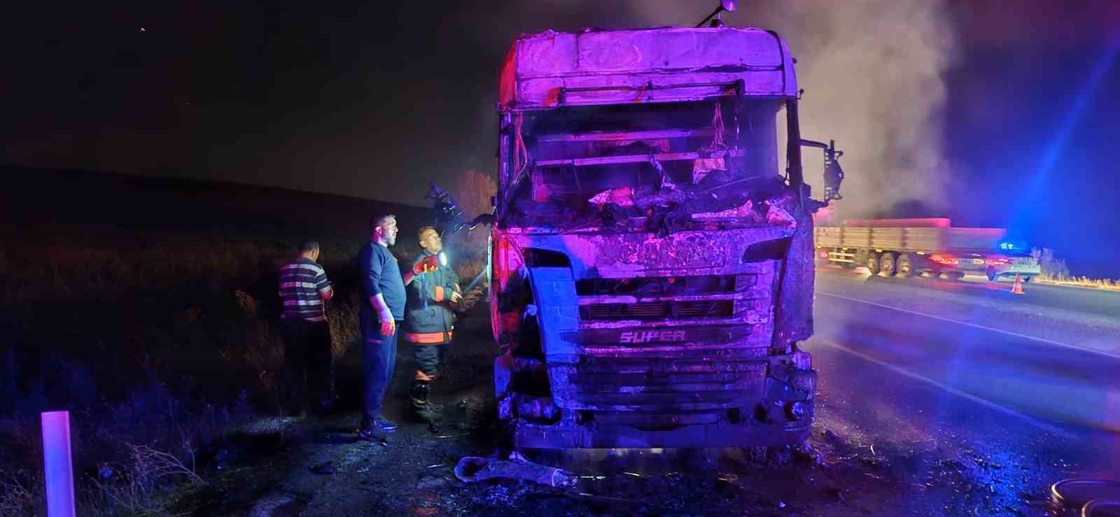 seyir halindeyken alevlere teslim olan tir kullanilmaz hale geldi XFj9Z3w8