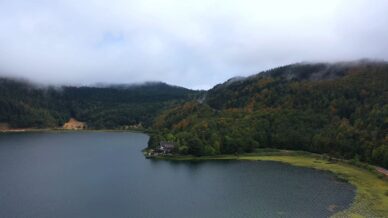 sonbaharda abant golunun essiz guzelligi havadan goruntulendi BhTgP8MK