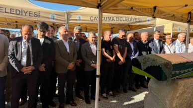 tedavi gordugu hastanede vefat eden belediye baskaninin esi topraga verildi 4SZE5TRy