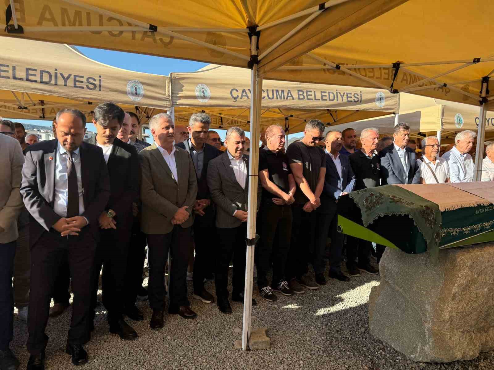 tedavi gordugu hastanede vefat eden belediye baskaninin esi topraga verildi 4SZE5TRy