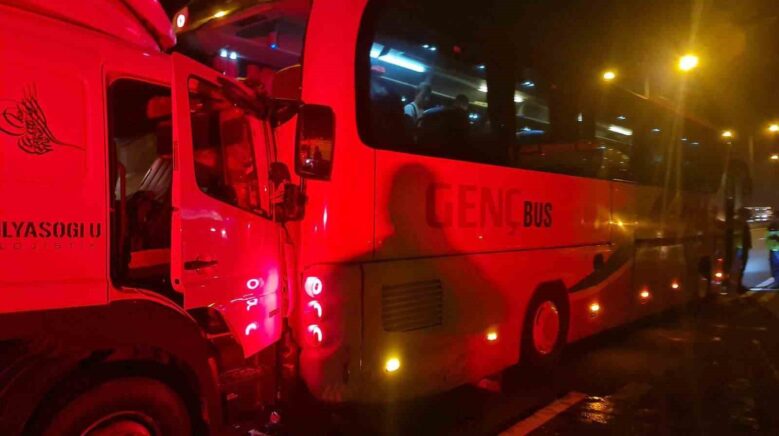 temde lastigi patlayan otobuse kamyon carpti 1 yarali P2bRyeLe