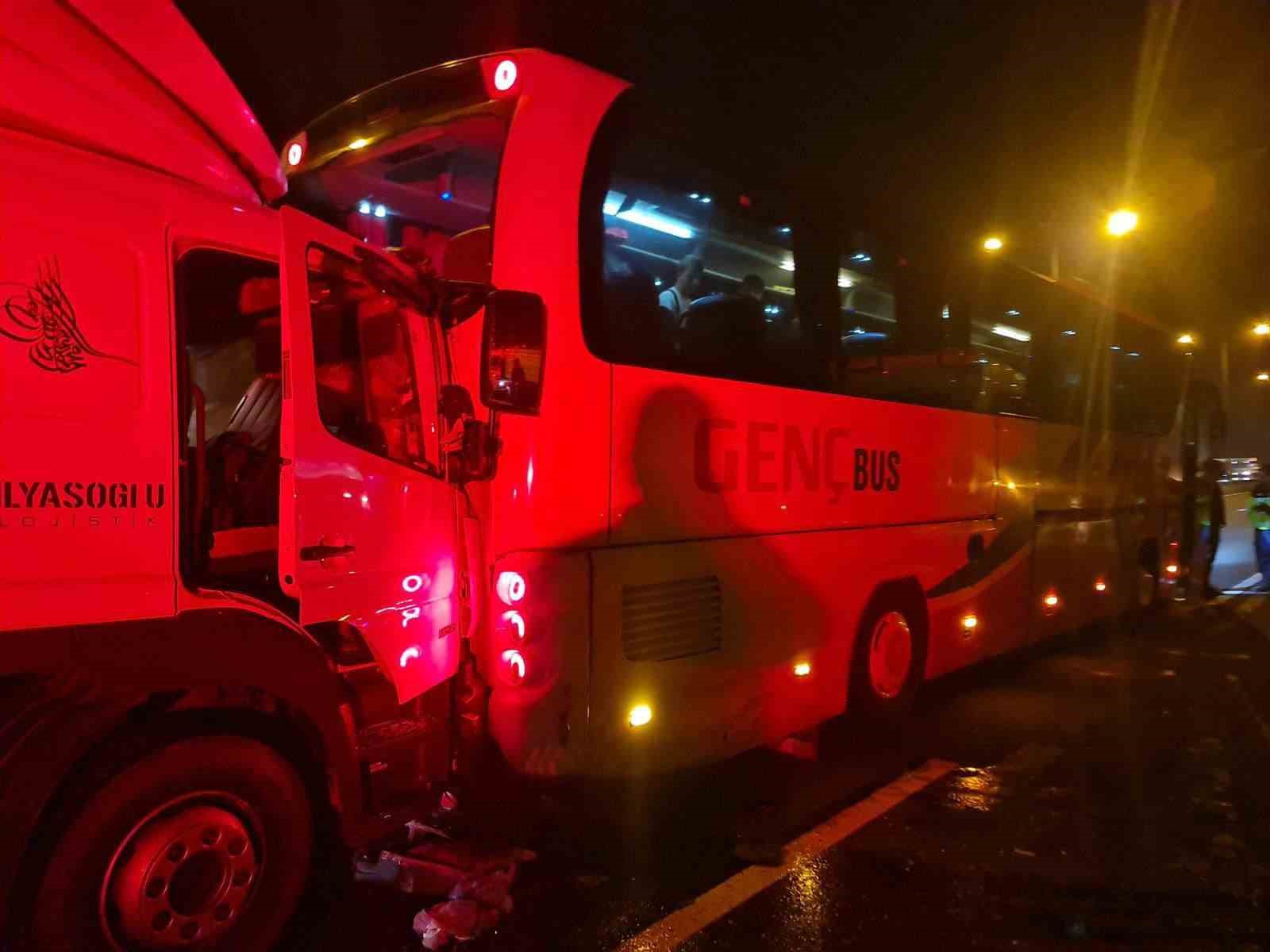 temde lastigi patlayan otobuse kamyon carpti 1 yarali P2bRyeLe