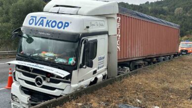 temde tir bariyerlere carpti 1 yarali 9TgH8WsN