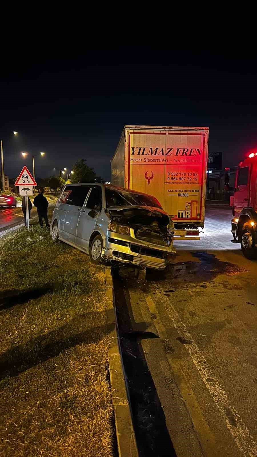 ters istikamete giren arac agaclara carparak durabildi 1 yarali 3IlYXg1a