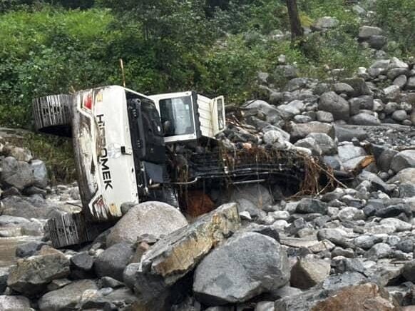 tonlarca agirliktaki is makineleri sel sularina kapildi GCrBwUPb