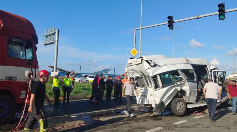 trabzonda trafik kazasi 15 yarali pHeC3akJ