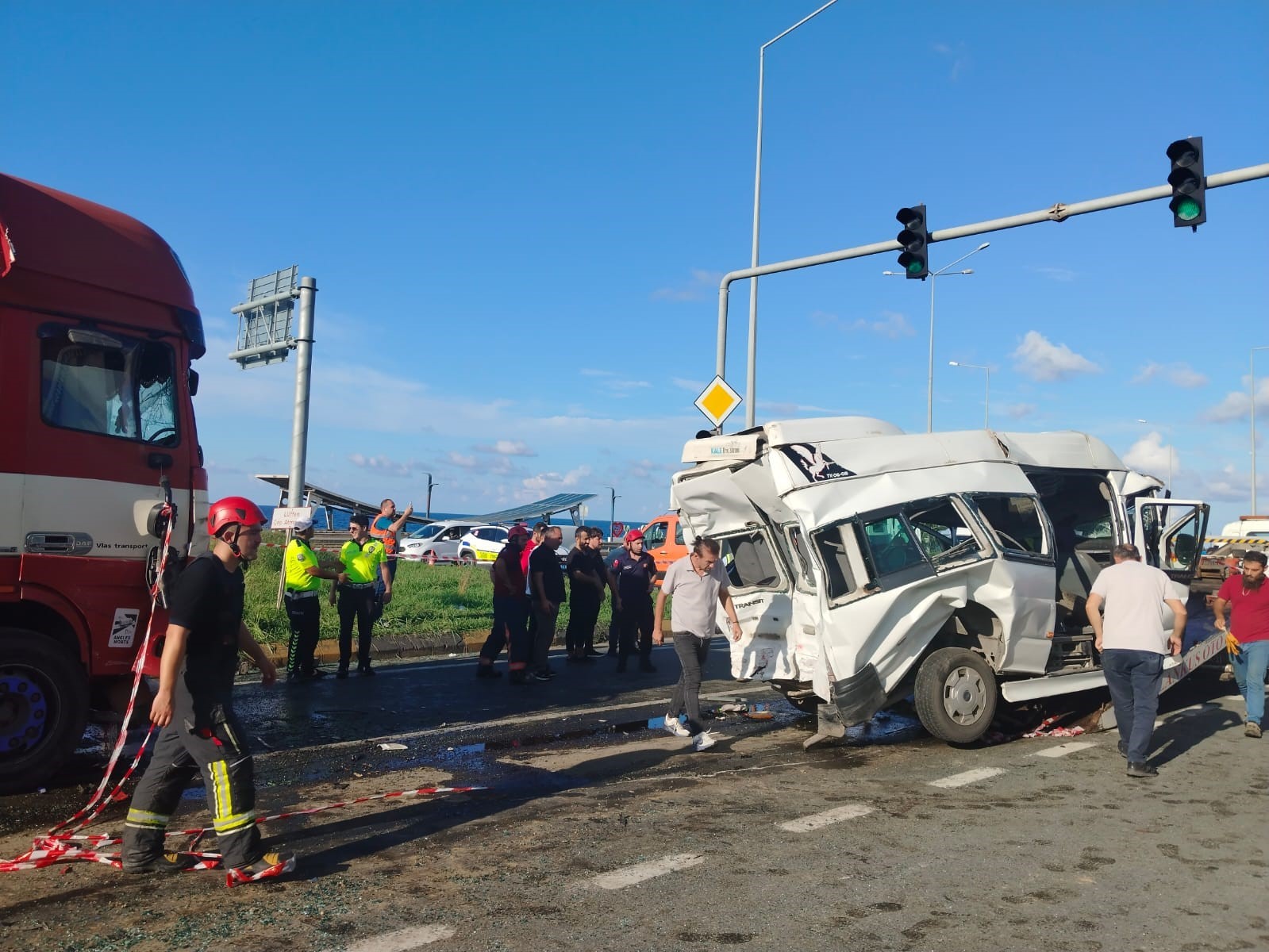 trabzonda trafik kazasi 15 yarali pHeC3akJ