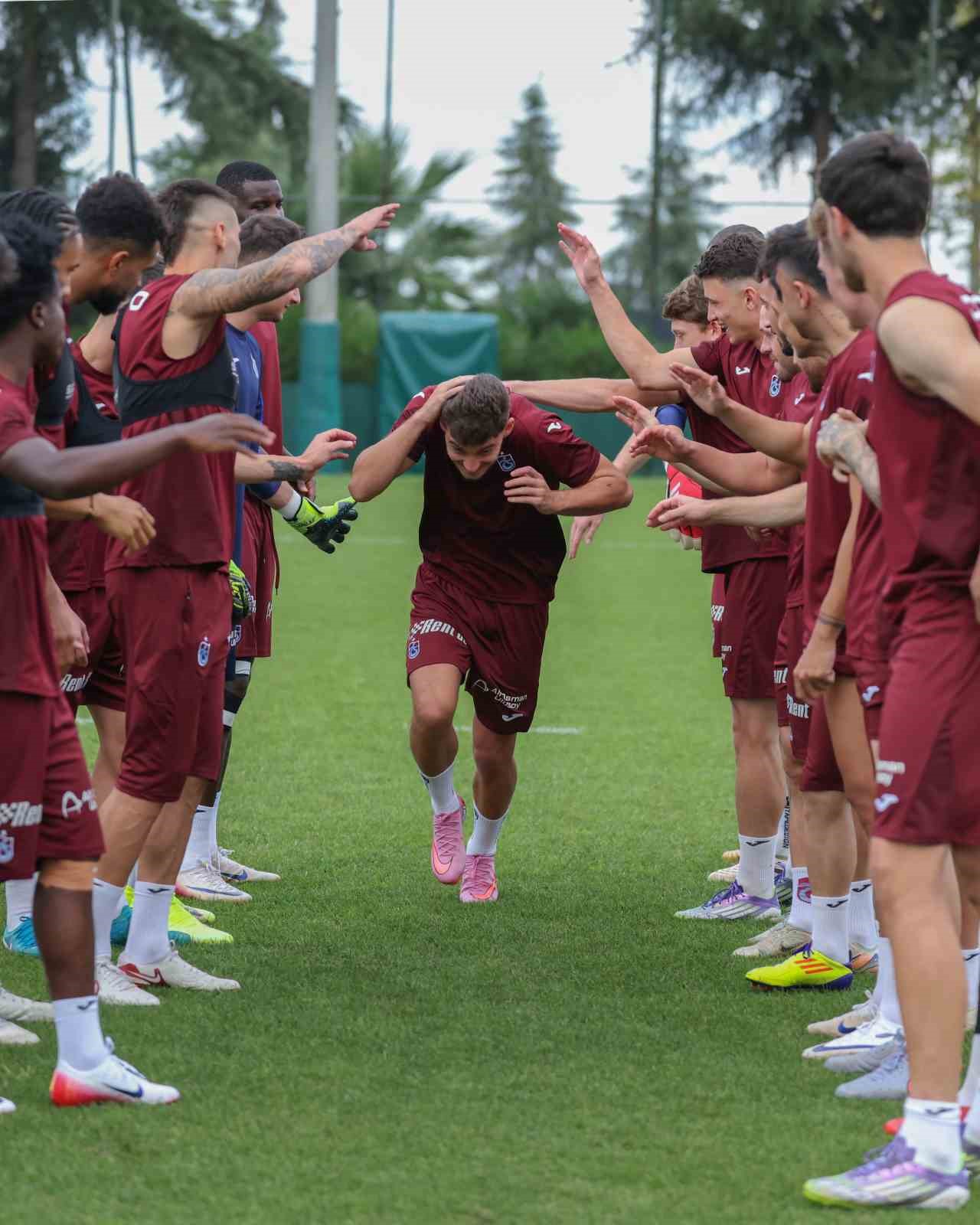 trabzonsporun yeni transferi ernest muci ilk antrenmanina cikti 8cnTWzl4