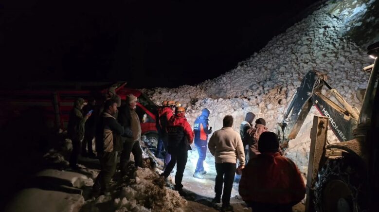 trovit yaylasinda cig sonrasi mahsur kalan vatandaslar kurtarildi tcz39T58