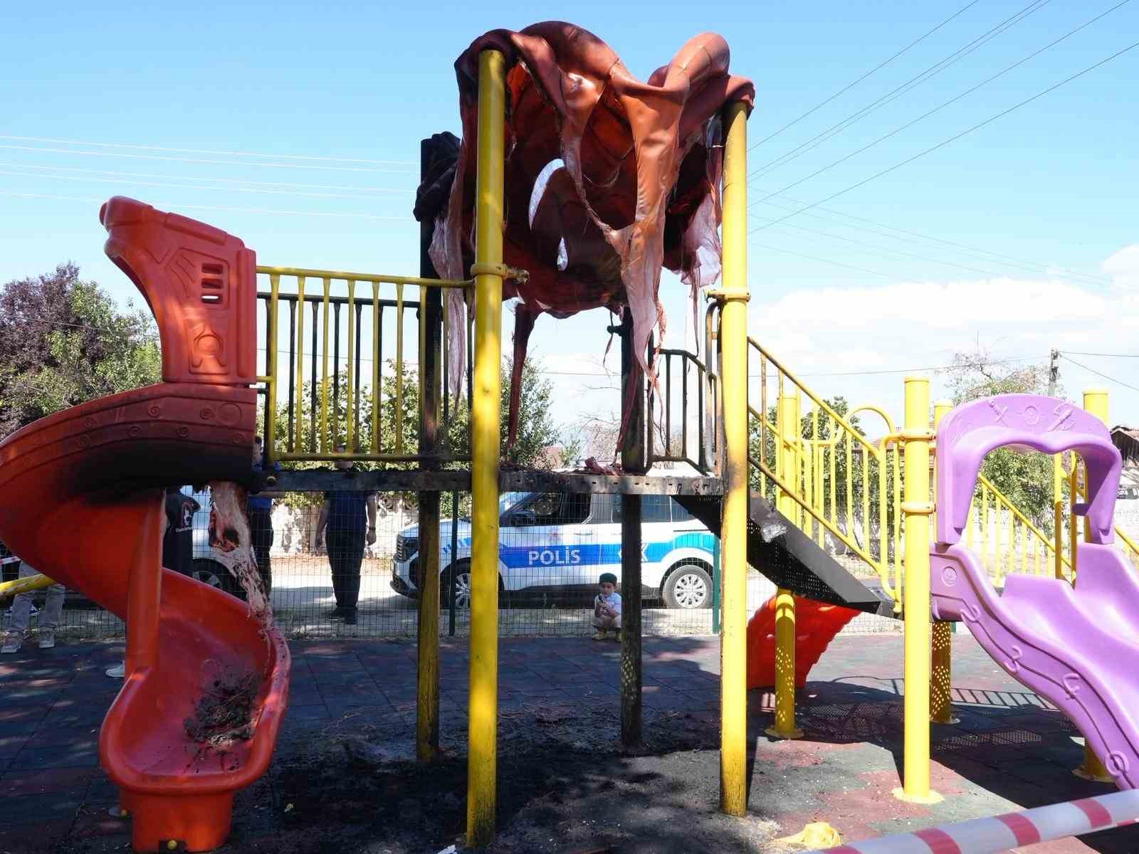 vandallar cocuk oyun parkini yakti JOKfF917