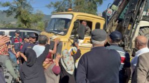 vatandaslar hayvan barinagina karsi is makinesinin onunu kesti hKsgqwyx